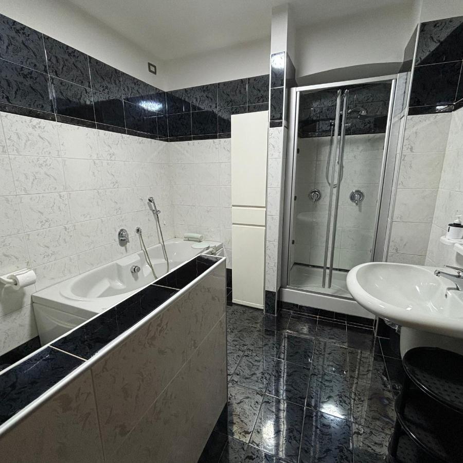 Essential Room & Parking In Centro Citta Con Parcheggio Privato E Wifi 波坦察 外观 照片