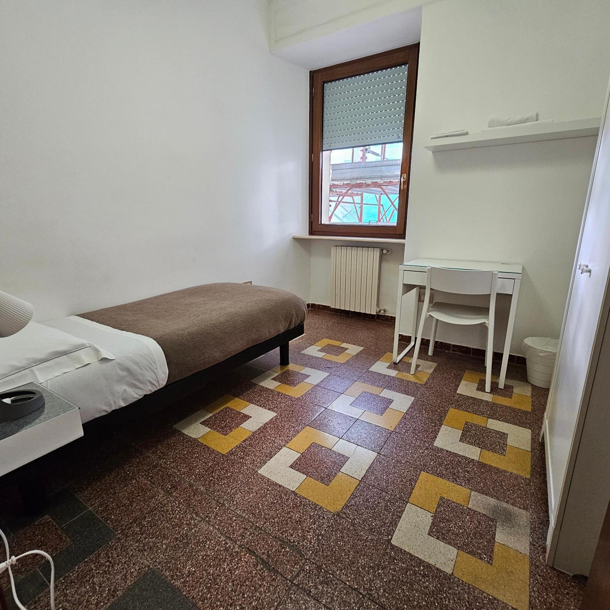 Essential Room & Parking In Centro Citta Con Parcheggio Privato E Wifi 波坦察 外观 照片