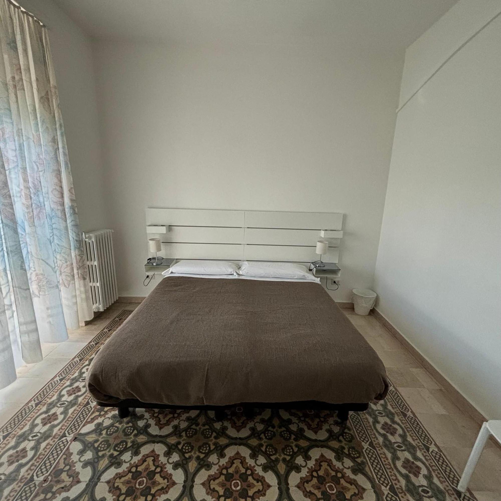 Essential Room & Parking In Centro Citta Con Parcheggio Privato E Wifi 波坦察 外观 照片