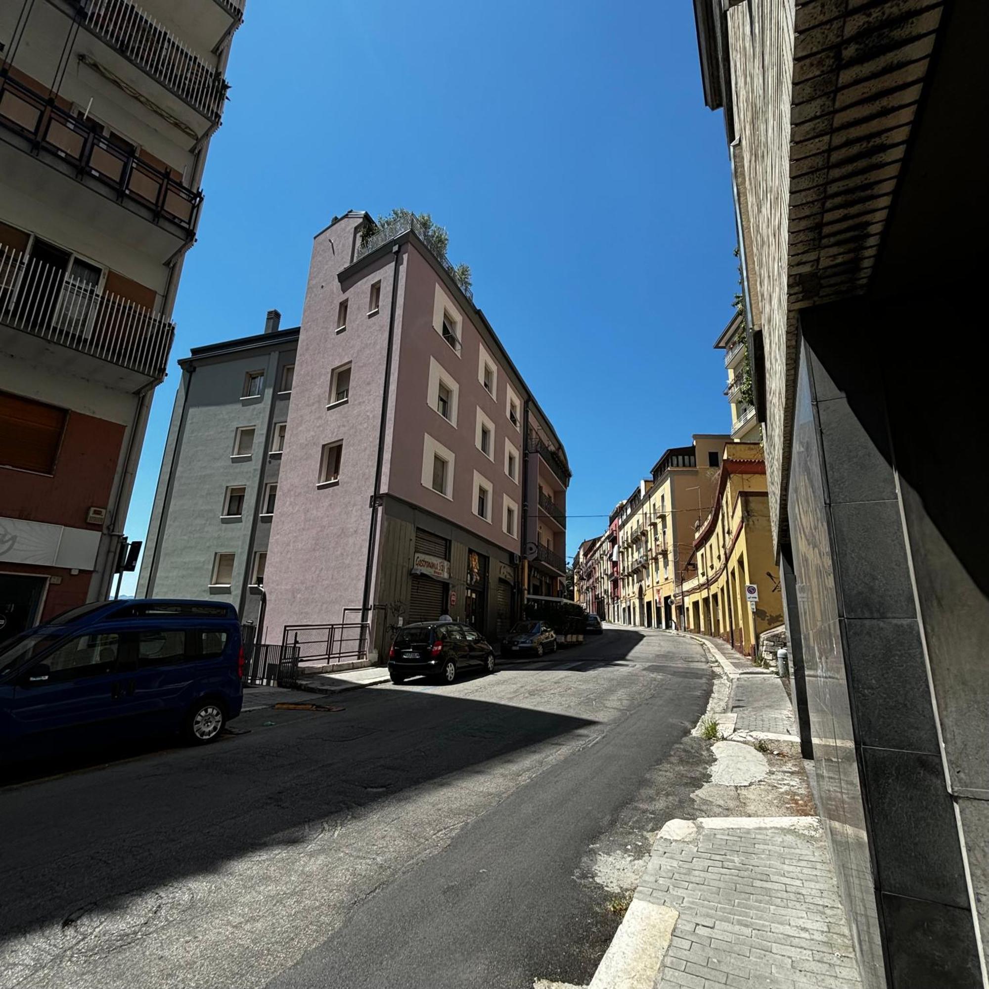 Essential Room & Parking In Centro Citta Con Parcheggio Privato E Wifi 波坦察 外观 照片
