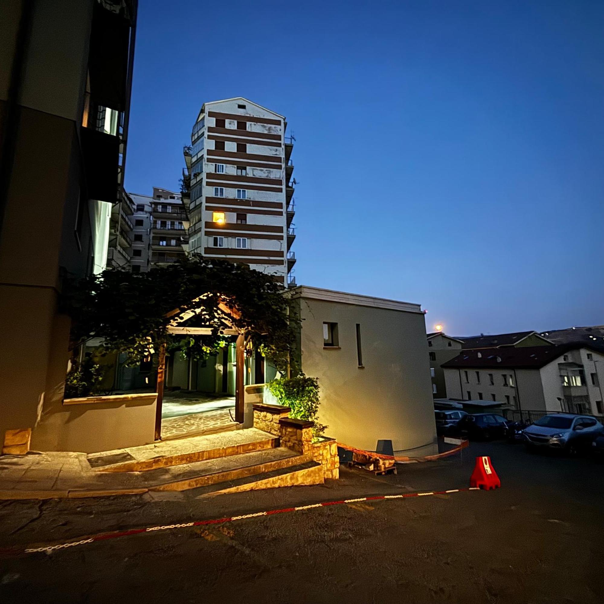 Essential Room & Parking In Centro Citta Con Parcheggio Privato E Wifi 波坦察 外观 照片