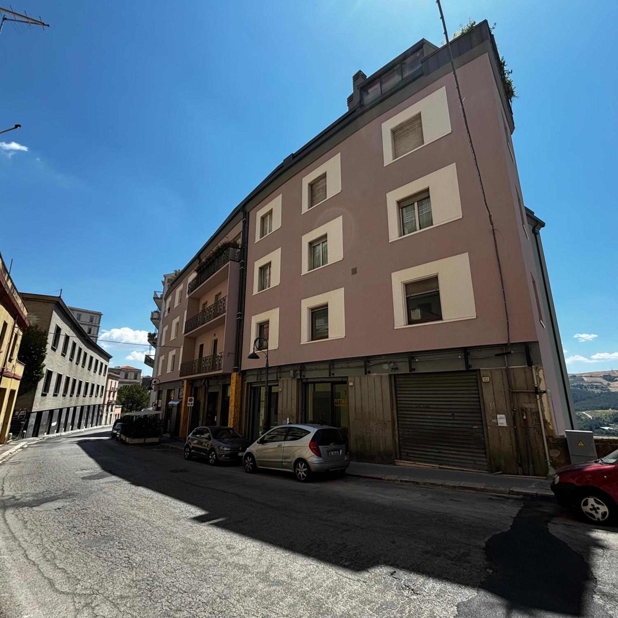 Essential Room & Parking In Centro Citta Con Parcheggio Privato E Wifi 波坦察 外观 照片